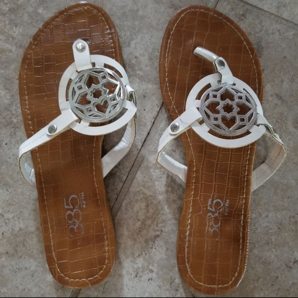 385 Fifth White Flip Flops Size 7